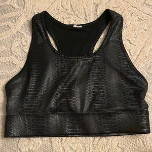 Medium Fabletics sports bra
Tag removed for comfort 
Does not fit post baby